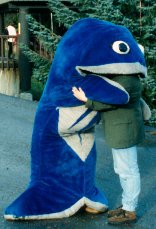 Old Spike greeting a student